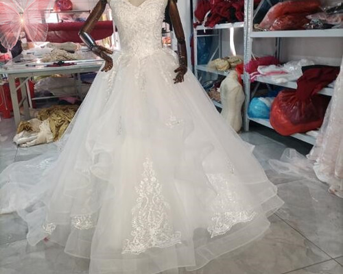 高品質！ ウエディングドレス 取り外しオフショルダー ミニトレーン/短  