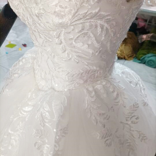 高品質！ ウエディングドレス 取り外しオフショルダー ミニトレーン/短  