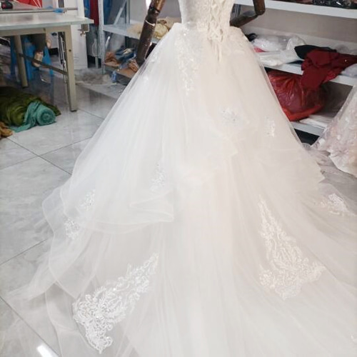 高品質！ ウエディングドレス 取り外しオフショルダー ミニトレーン/短  