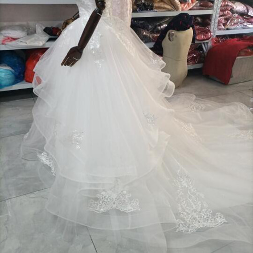 高品質！ ウエディングドレス 取り外しオフショルダー ミニトレーン/短  