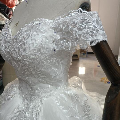 高品質！ ウエディングドレス 取り外しオフショルダー ミニトレーン/短  