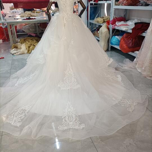 高品質！ ウエディングドレス 取り外しオフショルダー ミニトレーン/短  