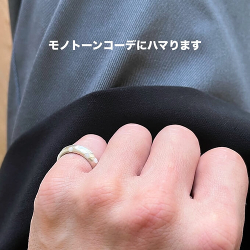 つやなし水玉模様のシルバーリング（白黒のドット柄、5mm幅） 指輪