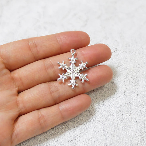 雪の結晶 チャーム 大きめ ホワイトシルバー 10個セット A-19 雪の結晶 チャーム 大きめ ホワイトシルバー 10個セット A-19