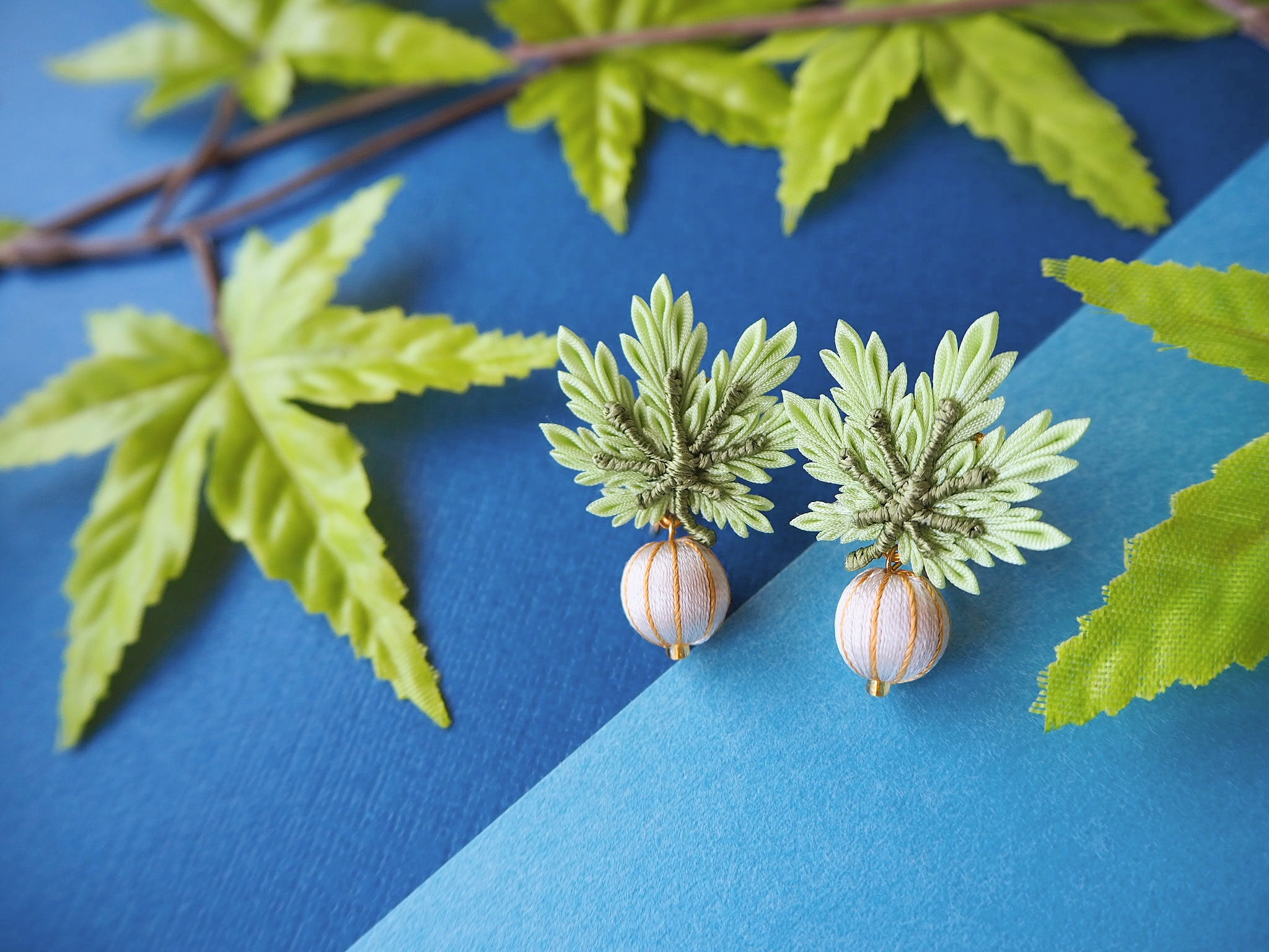 青楓と巻き玉のイヤリング