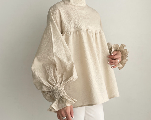 シャーリングバルーンスリーブハイネックブラウス(ベージュ) ブラウス