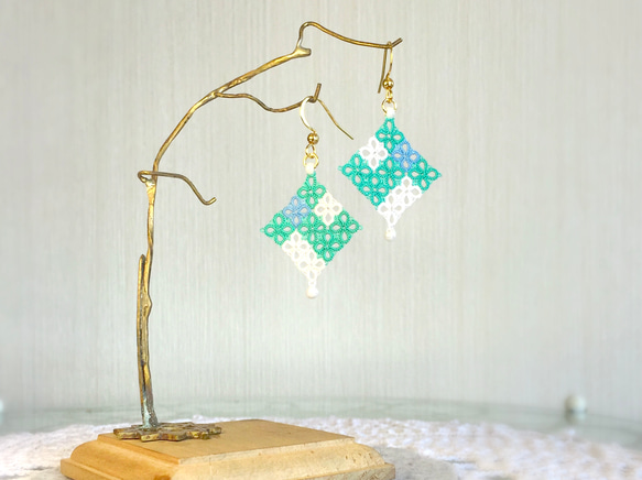 《tatting》極細絹糸レース『薄荷飴』ピアス/イヤリング　グリーン系/tatted silk earrings 1枚目の画像