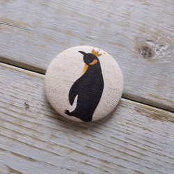 くるみボタン　「王様ペンギン／生成り」 3枚目の画像