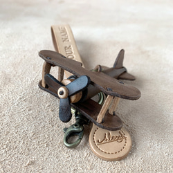 雙翼飛機(手染茶色)-真皮植鞣 皮革鑰匙圈 吊飾 裝飾品 第1張的照片