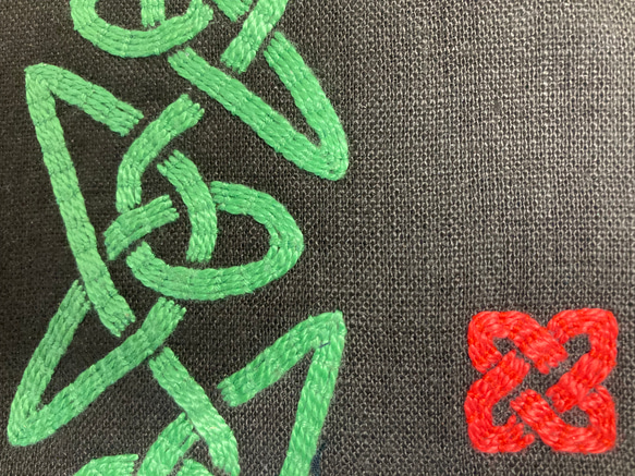 文庫本用ブックカバー 緑と赤の刺繍付き 3枚目の画像