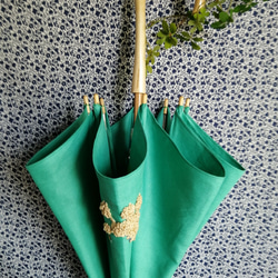 プードル刺繍の日傘(エメラルド・グリーンのリネン生地にベージュ・プードル)　UV加工済み 5枚目の画像