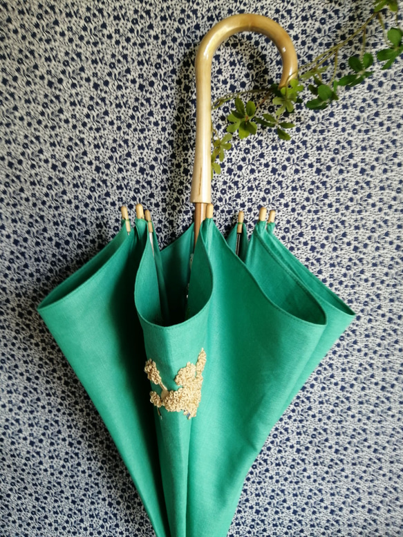 プードル刺繍の日傘(エメラルド・グリーンのリネン生地にベージュ・プードル)　UV加工済み 5枚目の画像