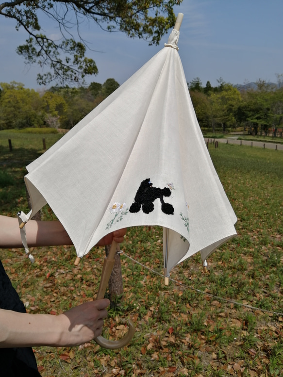 プードル刺繍の日傘(エメラルド・グリーンのリネン生地にベージュ・プードル)　UV加工済み 13枚目の画像