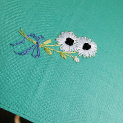 プードル刺繍の日傘(エメラルド・グリーンのリネン生地にベージュ・プードル)　UV加工済み 4枚目の画像