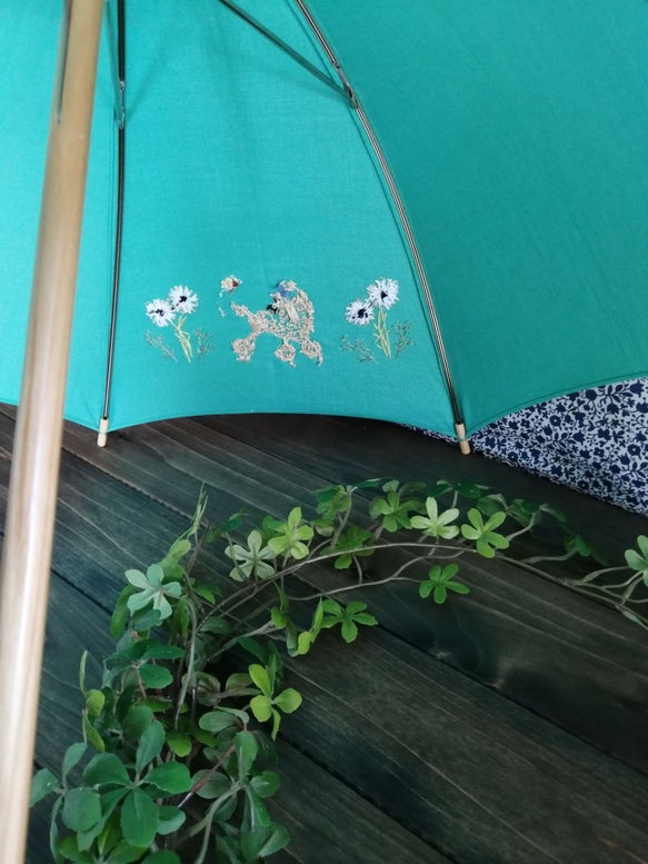 プードル刺繍の日傘(エメラルド・グリーンのリネン生地にベージュ・プードル)　UV加工済み 8枚目の画像