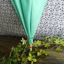 プードル刺繍の日傘(エメラルド・グリーンのリネン生地にベージュ・プードル)　UV加工済み 6枚目の画像