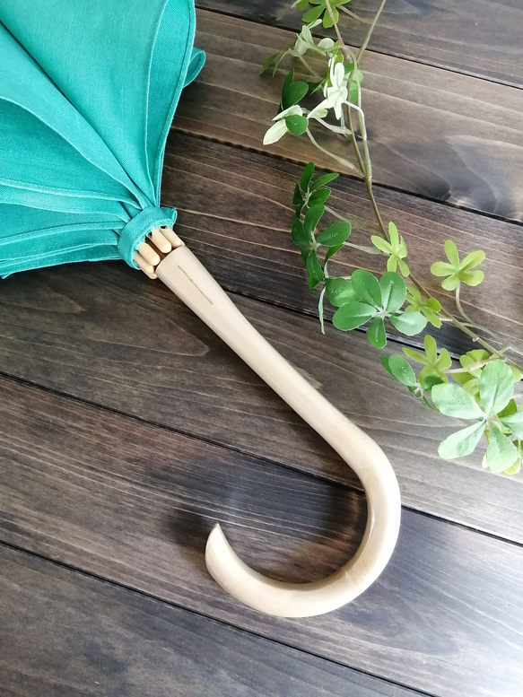 プードル刺繍の日傘(エメラルド・グリーンのリネン生地にベージュ・プードル)　UV加工済み 7枚目の画像