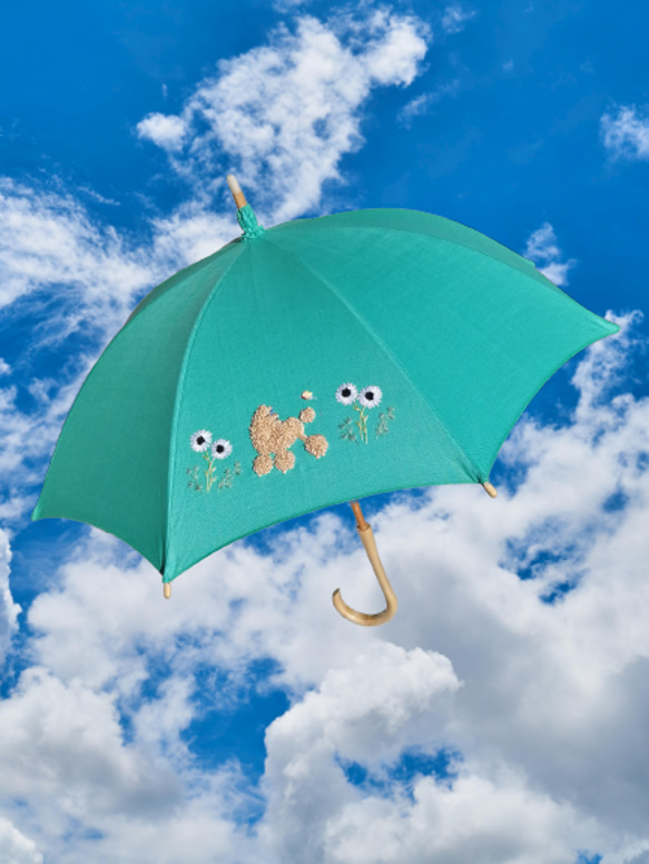 プードル刺繍の日傘(エメラルド・グリーンのリネン生地にベージュ・プードル)　UV加工済み 1枚目の画像