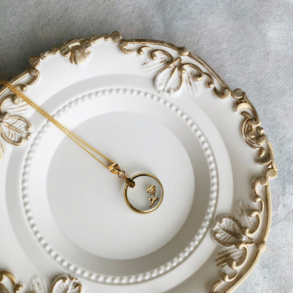 ドイツ製インタリオ・フロストガラス×ゴールドフラワーのネックレス 1枚目の画像