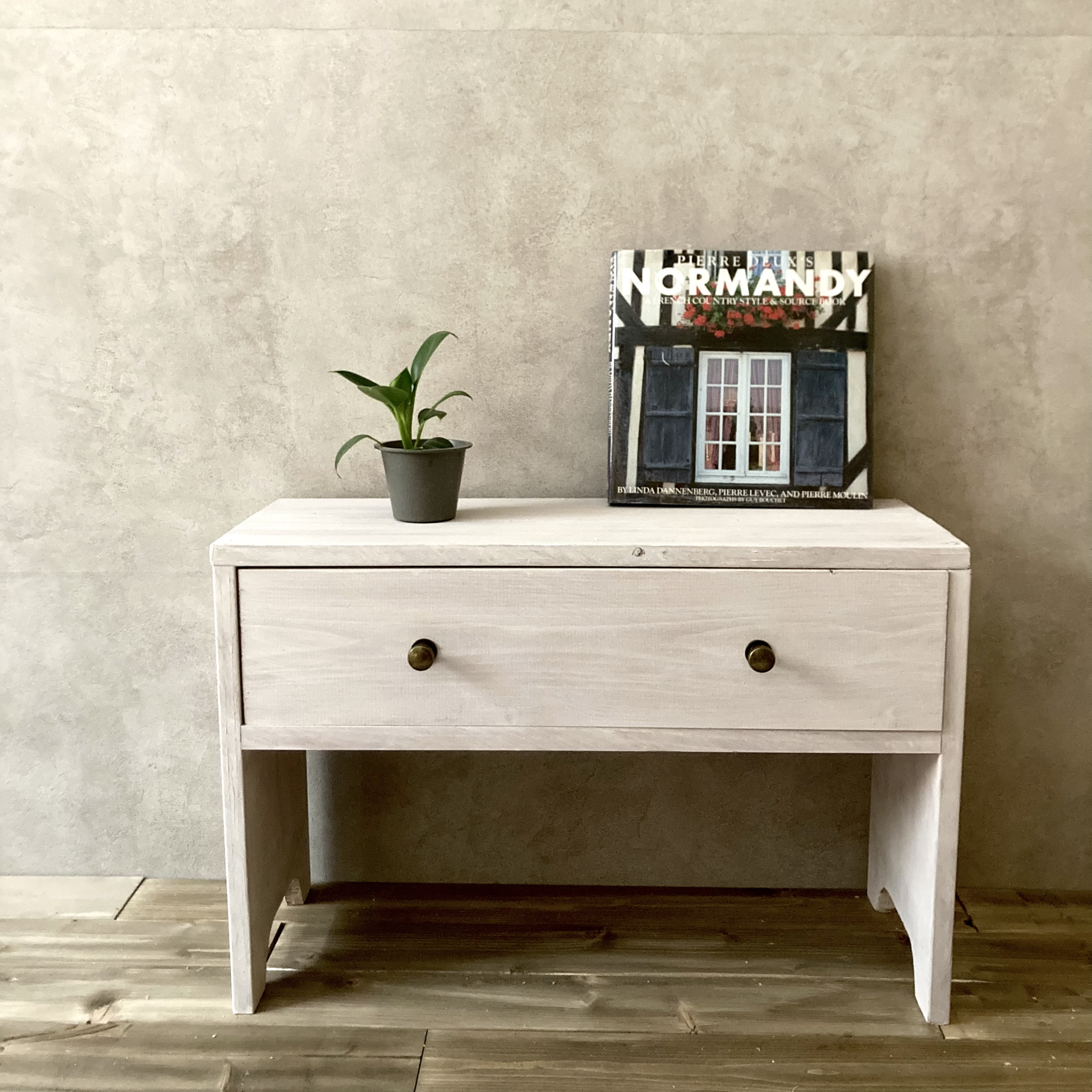 チェスト　シャビー　四つ脚　木製 キャビネット　1段 引き出し収納　アンティーク 　シェルフ　洋服収納　ホワイト