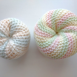 【受注製作】3色選べる棒針編みのおくるみ＆マルチカバー　　同色にぎにぎボール付き 10枚目の画像