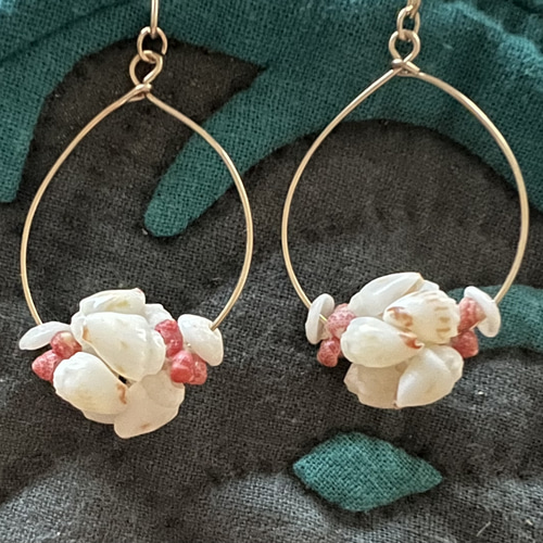 ニイハウシェルのボールピアス&ネックレスのセット ピアス（フック