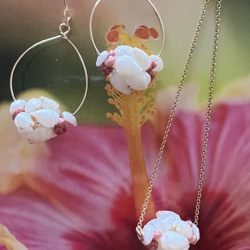 ニイハウシェルのボールピアス&ネックレスのセット ピアス 