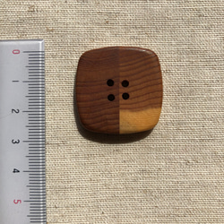 手作り木製ボタン 1枚目の画像
