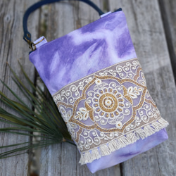 モロッコ風・手染め布のファスナーポーチ(アメジスト色・インド刺繍リボン・お散歩ポーチ・3way・サコッシュ) 1枚目の画像