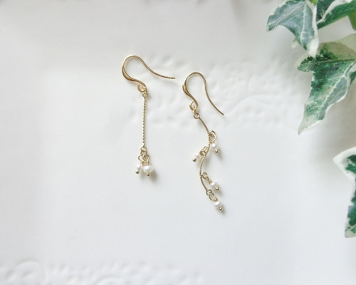 小粒淡水パールのアシンメトリーピアス(イヤリング) ピアス