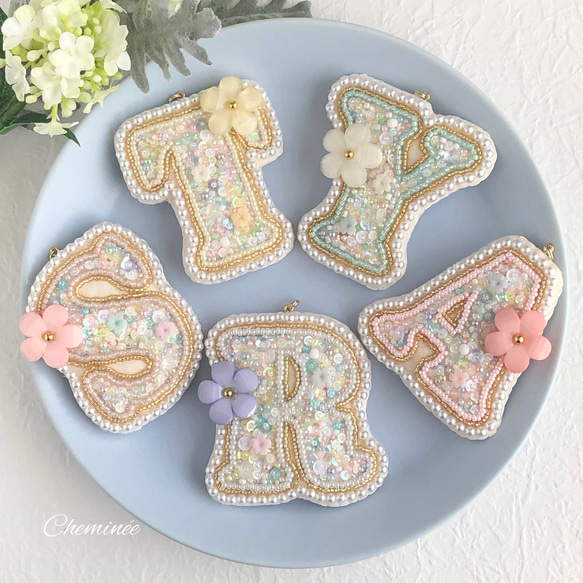 受注作品♡ビーズ刺繍イニシャルのバッグチャーム バッグチャーム