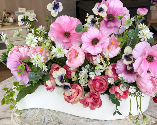 ピンク色のラナンキュラスとビオラのアレンジ アートフラワー shino