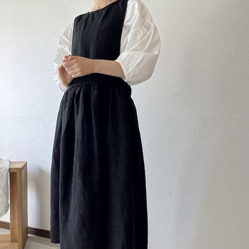 バッククロスワンピースみたいなロングエプロンドレスブラック 大人可愛い後ろ姿。ワッシャータフタ 後ろクロスエプロンワンピ