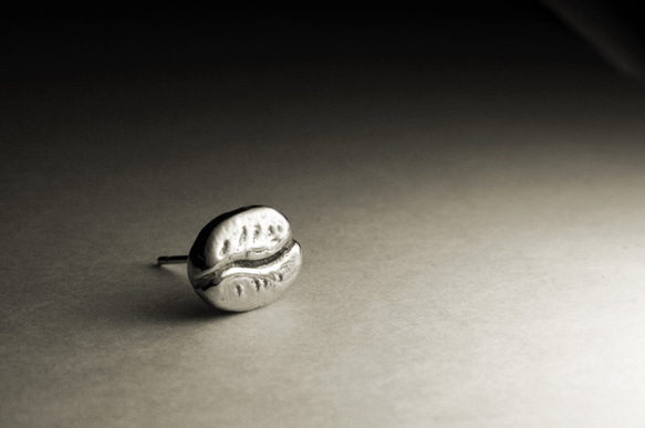 咖啡豆造型純銀耳環 第1張的照片
