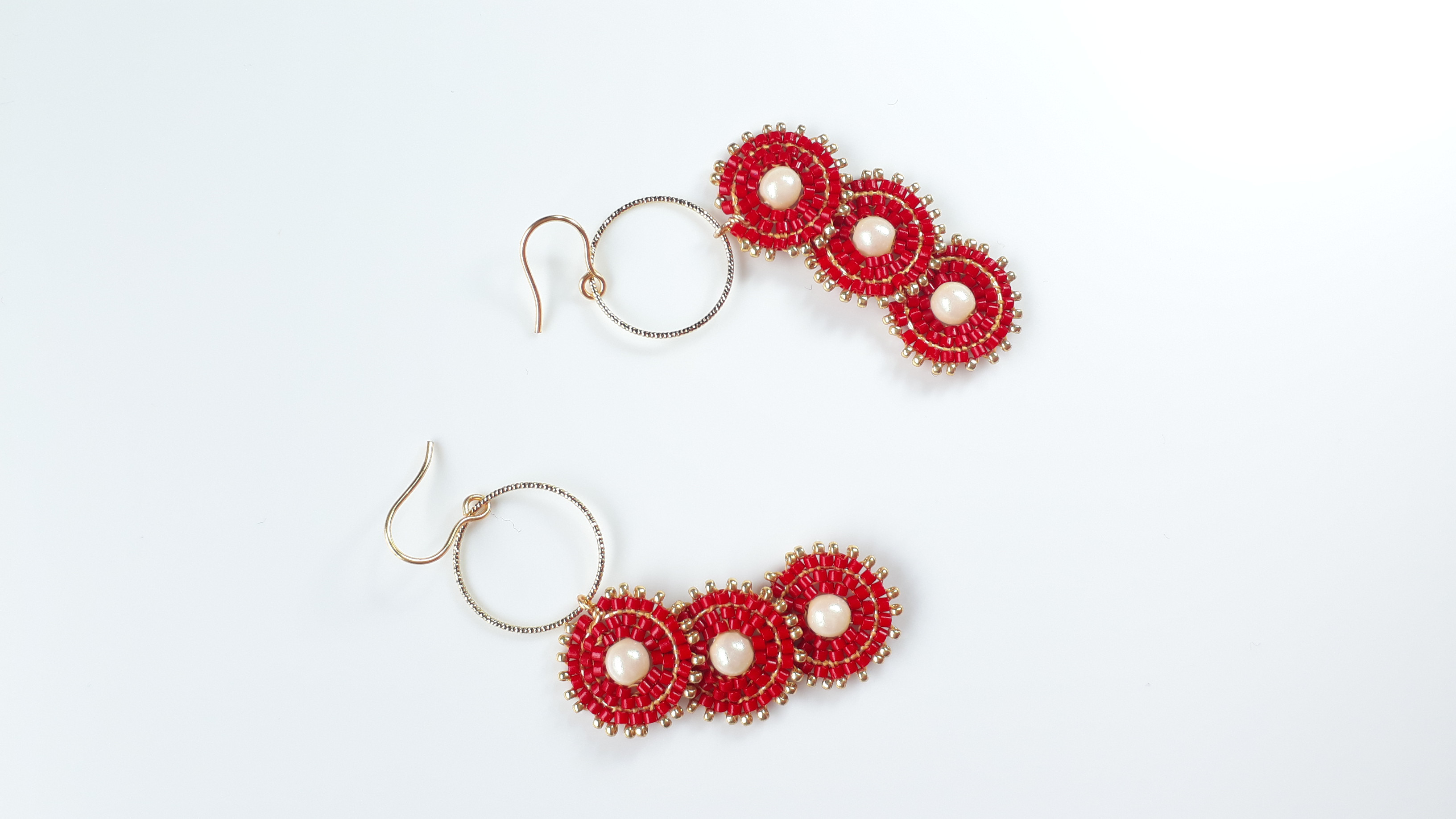 レッドとゴールドのビーズのイヤリングアクセサリー / 7.00 cm