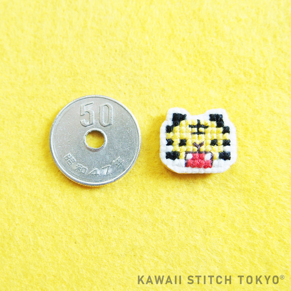 とら【ブローチ】バッチ バッジ ピン 虎 トラ tiger 動物 干支 寅年 刺繍 クロスステッチ かわいい ポップ 3枚目の画像