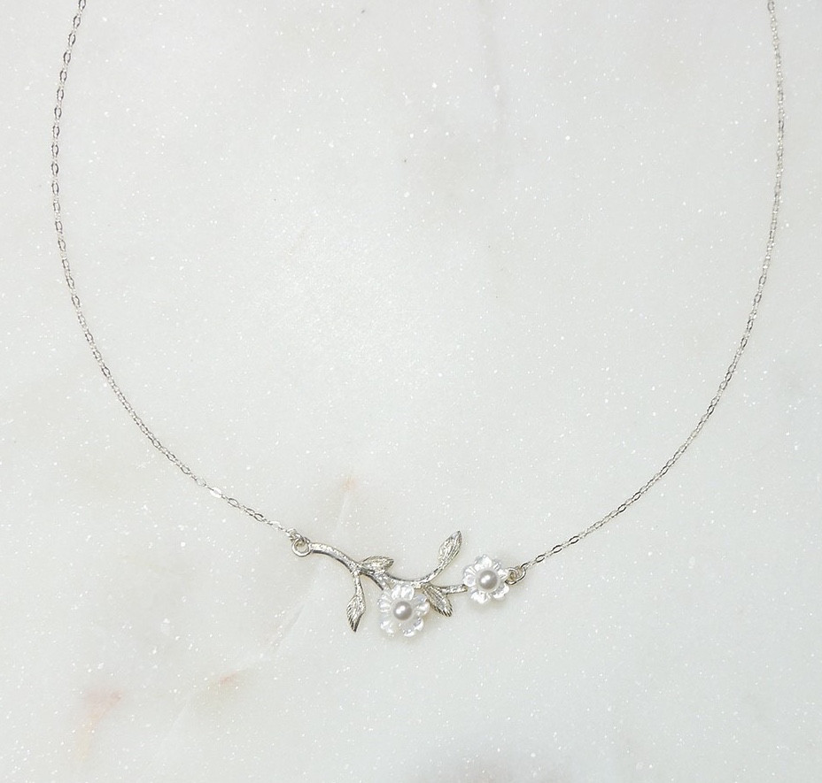 シェルフラワーの華やかネックレス