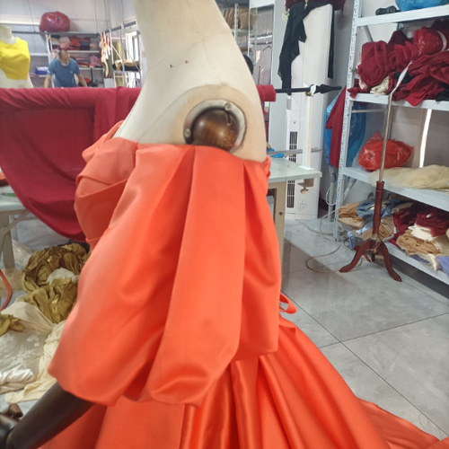 高品質！カラードレス オレンジ色 ベアトップ 光沢サテン 華やかな  