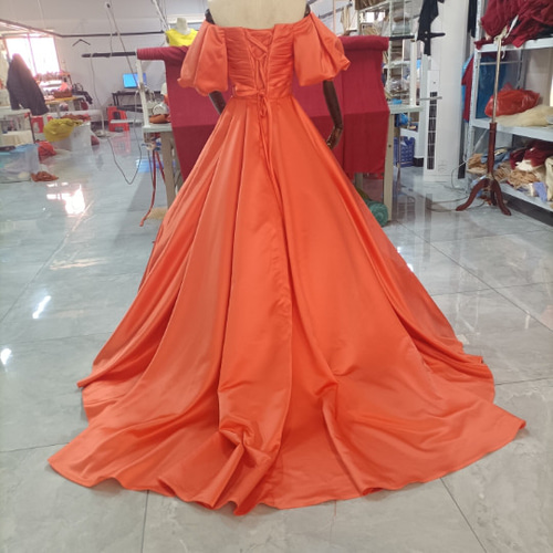高品質！カラードレス オレンジ色 ベアトップ 光沢サテン 華やかな  