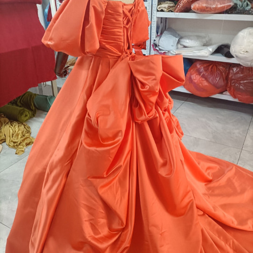 高品質！カラードレス オレンジ色 ベアトップ 光沢サテン 華やかな  