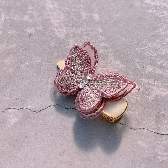 蝶のヘアクリップ(ピンク) 4枚目の画像