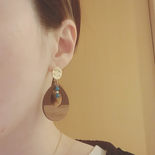 雫型ウッドチャーム ターコイズ ゴールドチタンピアス ピアス（フープ