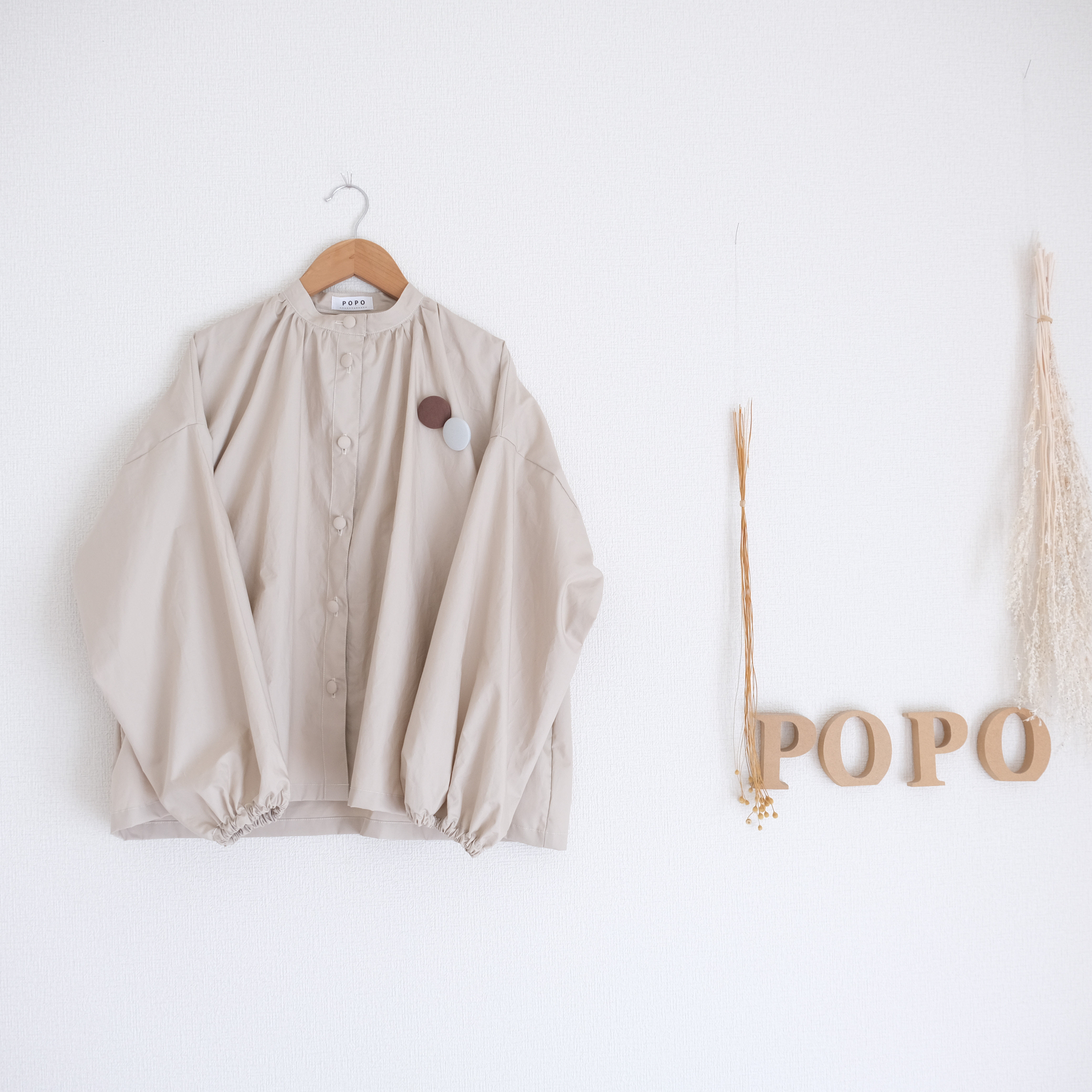 バンドカラー前ギャザーブラウス　モカ　タイプライター