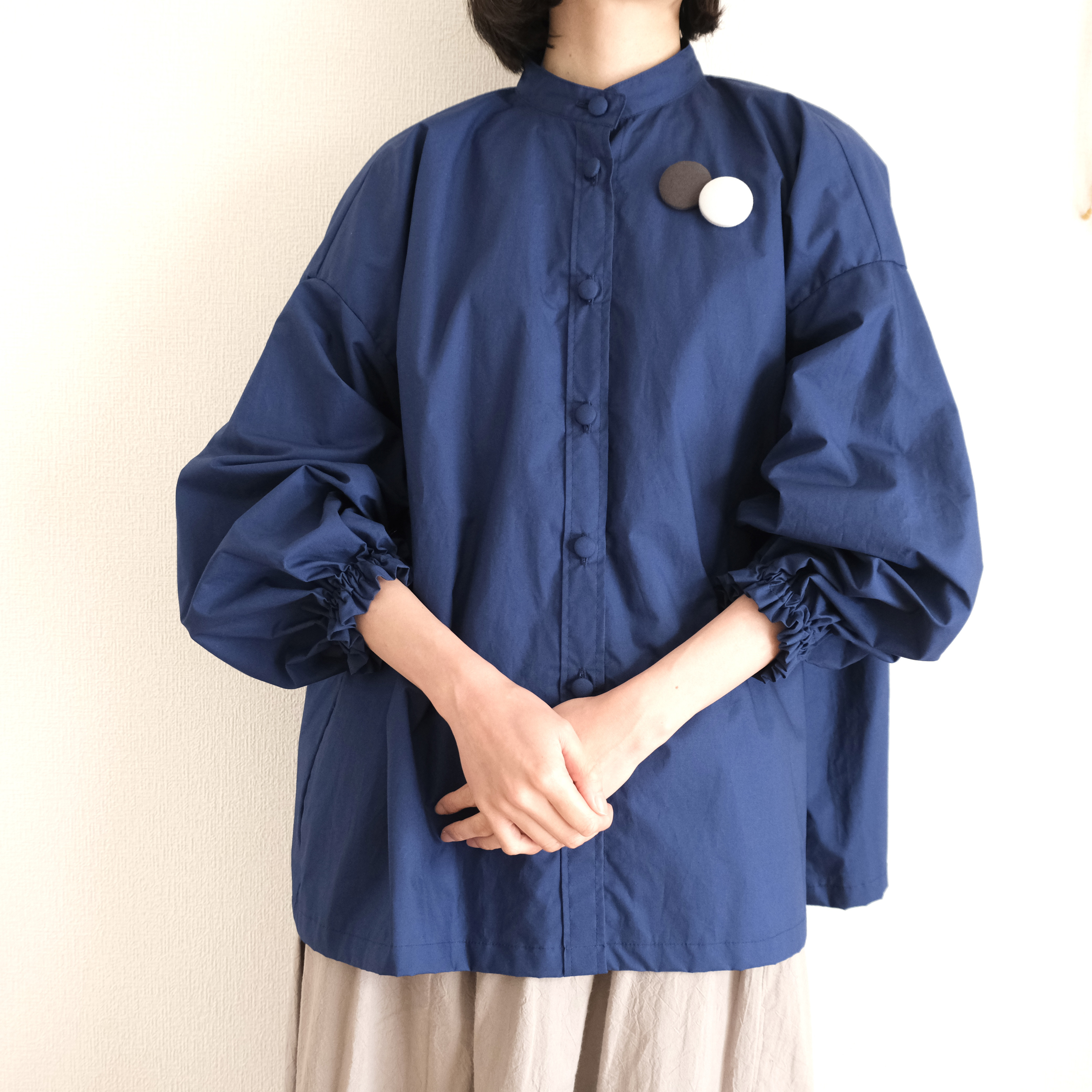 袖口フリルブラウス　タイプライター　ネイビーブルー　長袖
