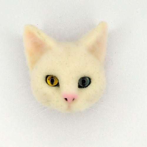 オッドアイの白猫の猫ブローチ580 猫ブローチ 羊毛フェルト 羊毛 