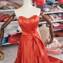 大好評中！ さくらんぼ色赤　カラードレス  美しい花リボン  華やかなトレーン 前撮り結婚式 2次 5枚目の画像