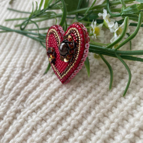 アンティークの赤とシルバーの花柄ビーズ 刺繍　ハンドメイド アンティークの赤とシルバーの花柄ビーズ 刺繍 ハンドメイド