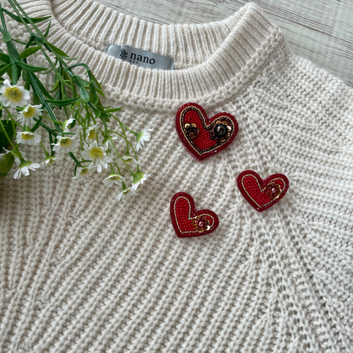 受注製作＊ビーズ刺繍ブローチ【ハートのバリエーション.10/赤