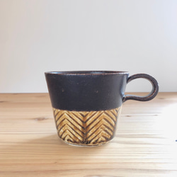 マルチマグカップ　ヘリンボーン柄　アンティークブラウン（手彫り） 1枚目の画像