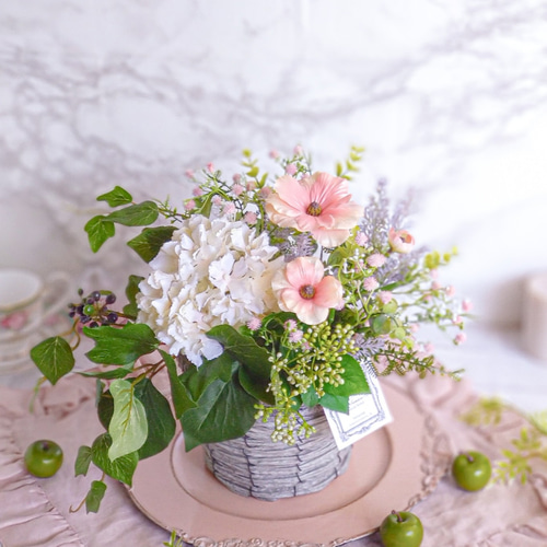 ホワイト紫陽花とラナンキュラスのバスケットアレンジ アートフラワー